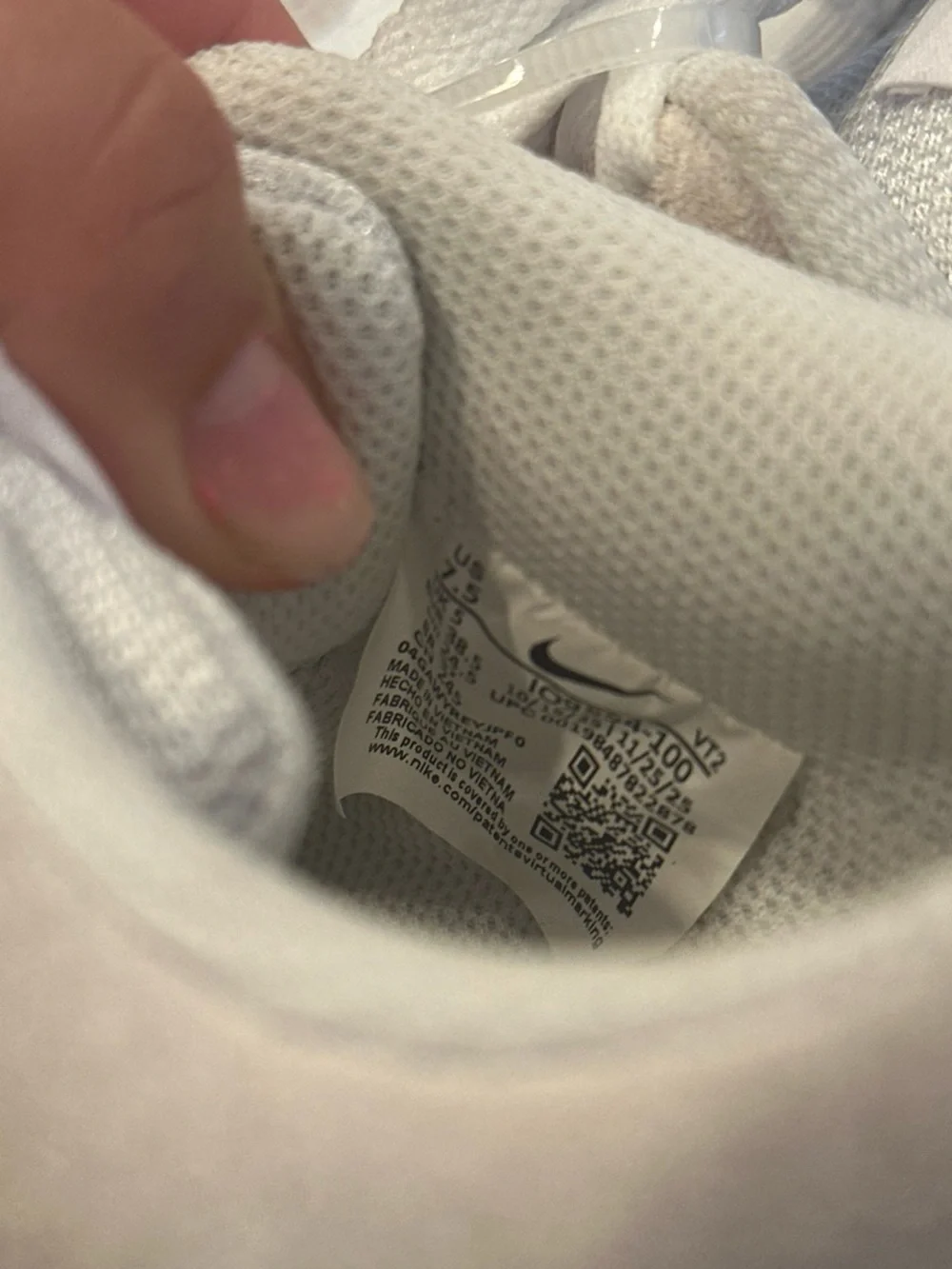 Nike women’s Court borough low sneakers in cream & white. BRAND NEW WITH TAG.